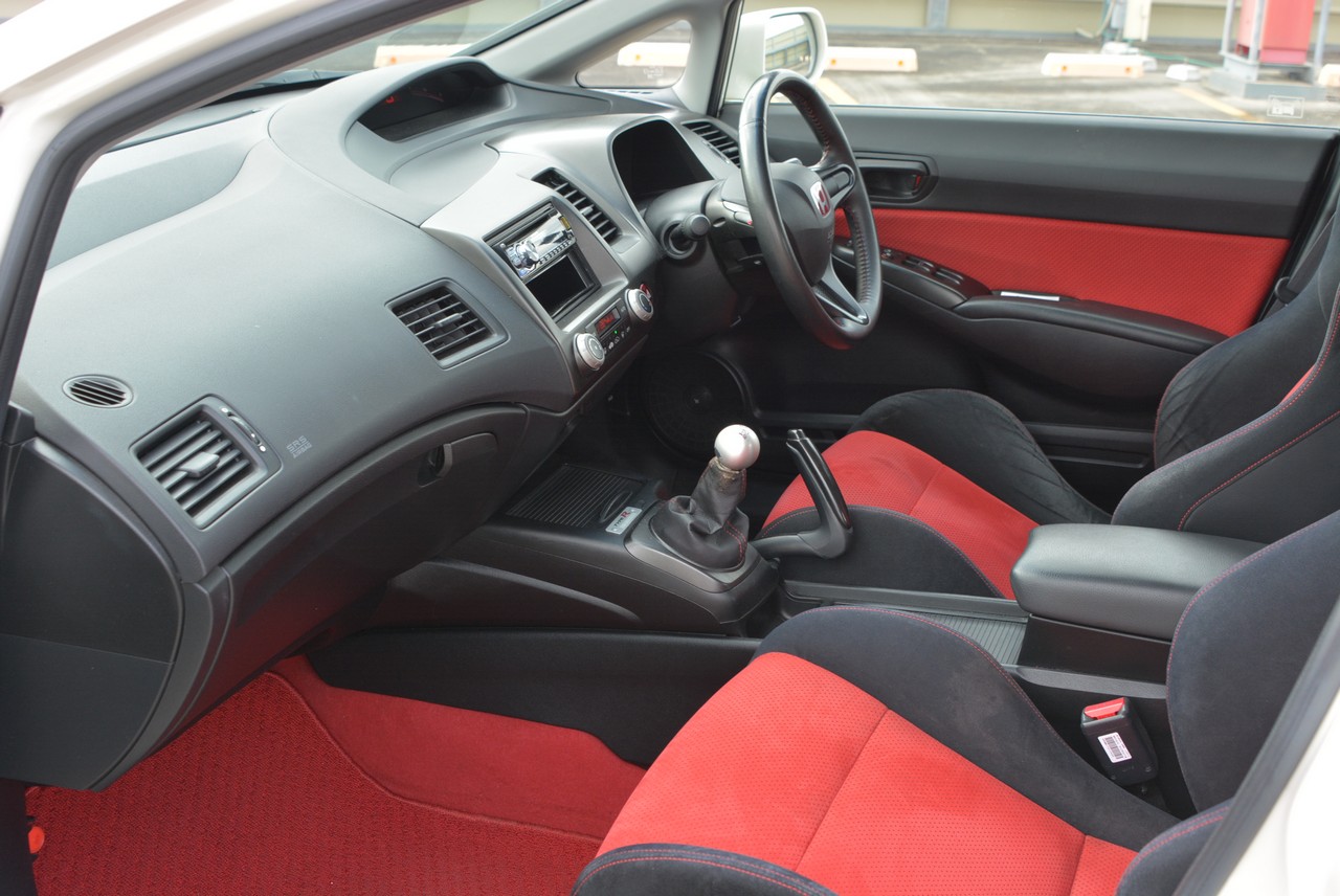 FD2 Civic Type R in Championship White!