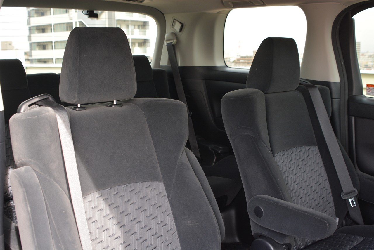 2.5L Toyota Vellfire 7-seater people mover!