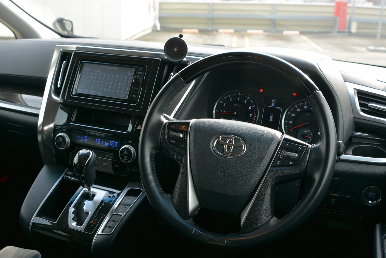 2.5L Toyota Vellfire 7-seater people mover!