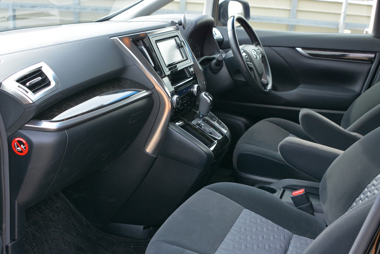 2.5L Toyota Vellfire 7-seater people mover!