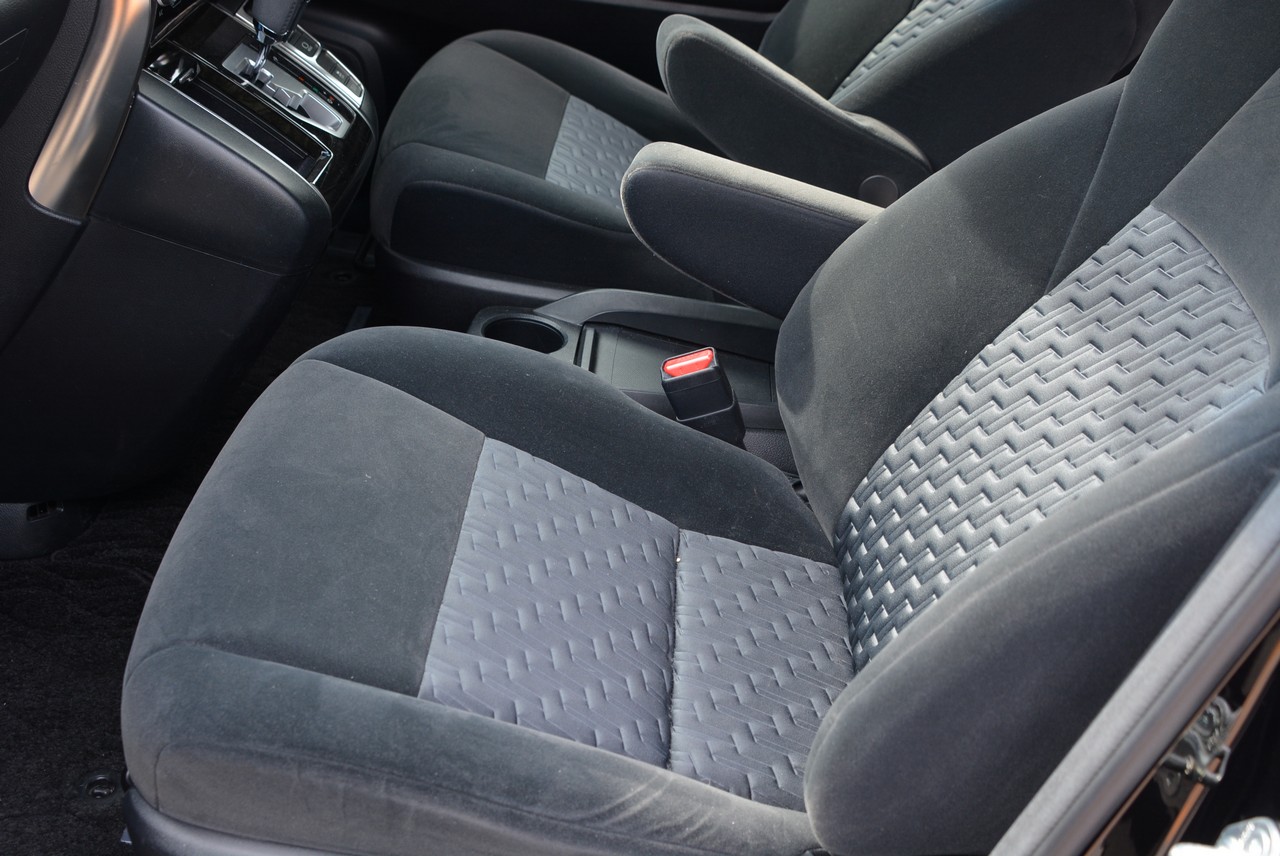 2.5L Toyota Vellfire 7-seater people mover!