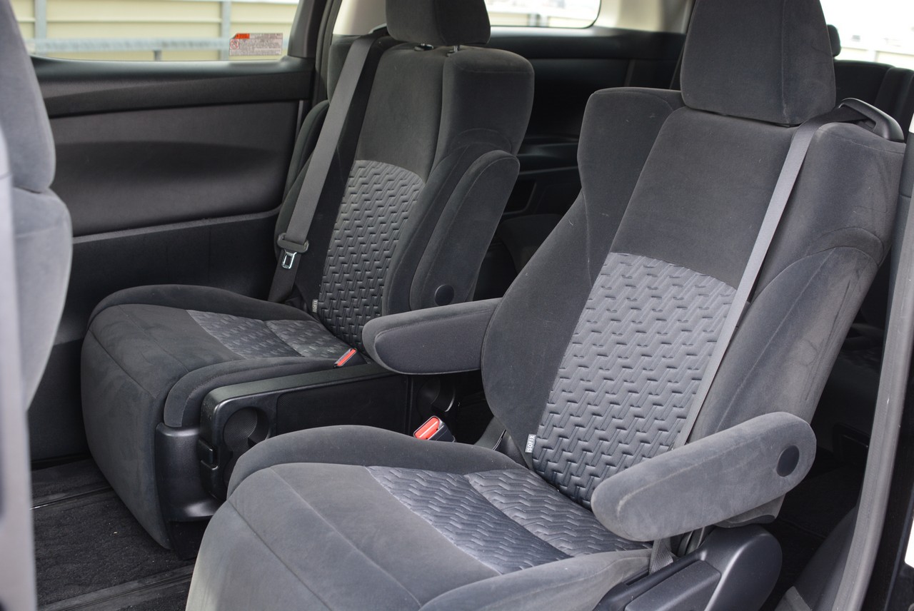 2.5L Toyota Vellfire 7-seater people mover!