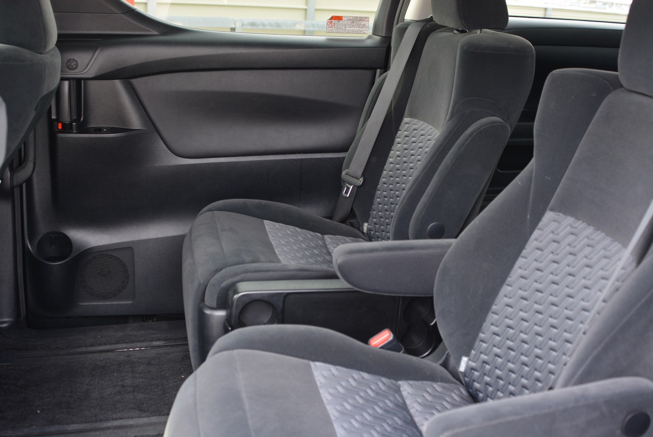 2.5L Toyota Vellfire 7-seater people mover!